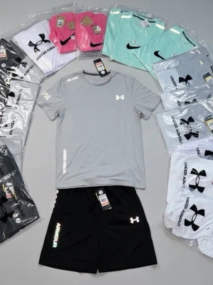 Träningsset från Under Armour & Nike - Snygga träningsset med t-shirt och shorts från Under Armour och Nike. Finns i flera färger som grå, svart, vit, rosa och mintgrön. T-shirts och shorts i lätt och snabbtorkande material, perfekt för gym eller löpning. Logotryck på bröst och ben ger sportig look. Passar perfekt för sommaren. Finns alla storlekar från s-l 