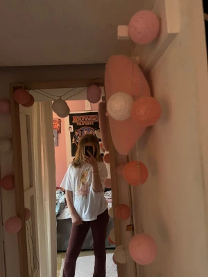 Vit t-shirt med Ariana Grande som Glinda! 🌸💖🌟👑🌟💖🌸 - Säljer en NY vit t-shirt med ett stort tryck av en prinsessa i rosa klänning och texten 'SO POPULAR!' på framsidan. T-shirten har en loose passform, perfekt för dig som gillar statement-plagg med lite attityd.