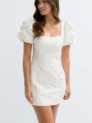 Vit miniklänning med puffärmar - Superfin vit miniklänning med markerade puffärmar och fyrkantig ringning. Klänningen har ett subtilt blommigt mönster i tyget och figurnära passform. Perfekt till studenten eller sommaren! Aldrig använd och i nyskick med prislapp kvar💕💕