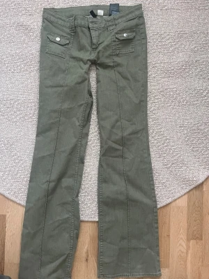 Olivgröna jeans - Säljer mina gröna jeans (finns inte att köpa längre), har sytt de low waist men lite slarvigt se bild💛Bör gå att fixa men har inte tagit initiativ och gjort d💗