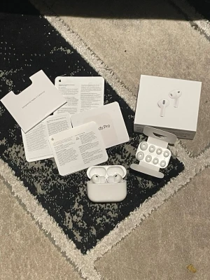 AirPods Pro 3 - Säljer ett par vita Apple AirPods Pro 3 med laddningsetui och extra silikonpluggar. Hörlurarna är trådlösa och har en stilren, kompakt design i blank plast. Perfekta för dig som vill ha grymt ljud och smidig anslutning till din iPhone.