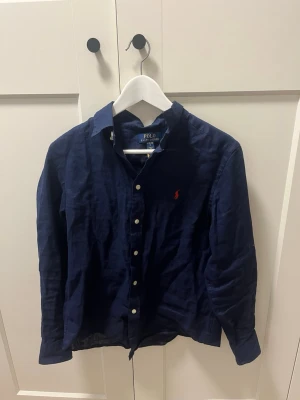 Ralph Lauren Linné skjorta - Tja, säljer nu en Ralph Lauren linne skjorta för extremt bra pris. Skjortan kanske ser jätte skrynklig ut på bilderna men de är endast för att den är i matrialet linne😁. Storleken på detta plag är 14-16 alltså 158-164. Hör av dig vid minsta fundering🙌