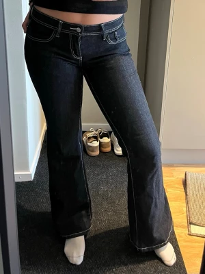 Mörkblå lågmidjade bootcut jeans  - Säljer ett par mörkblå lågmidjade bootcut jeans . Jeansen har hög midja och är tillverkade i ett stretchigt denimtyg som sitter snyggt och bekvämt. Använt fåtal gånger o säljer pga lite för korta för mig!✨