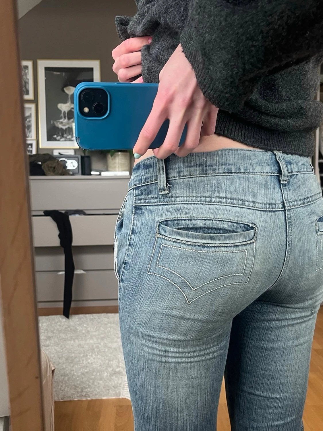 Ljusblå low waist jeans med kontrastsömmar - 1