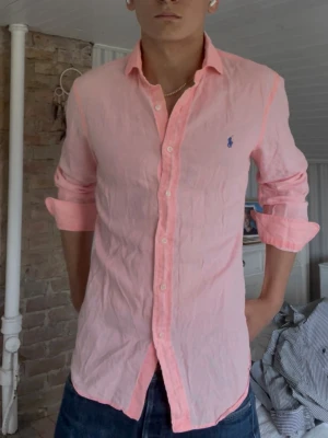 Ralph Lauren Linneskjorta M - Snygg linne skjorta för sommaren från RL Storlek M. Modellen är 188 väger 78. Fråga gärna om ni undrar något!