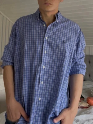Ralph Lauren skjorta L - Snygg skjorta för sommaren från RL Storlek L. Modellen är 188 väger 78. Fråga gärna om ni undrar något!