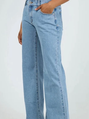 Ljusblå jeans från Abrand - Säljer dessa jeans ifrån Abrand. Ljusblåa lågmidjade flare/loose😊 skriv för fler bilder💕 nypris:1200kr