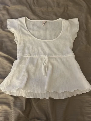 Vit blus från Nelly  - En vit blus från Nelly i strl S💕