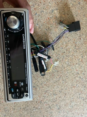 CARBOSS bilstereo med kablar - Säljer en svart och silver bilstereo från CARBOSS med tillhörande kablar och säkring. Modellen har stor volymratt, flera knappar för radio och CD/MP3-funktion. Perfekt för dig som vill uppgradera ljudet i bilen.