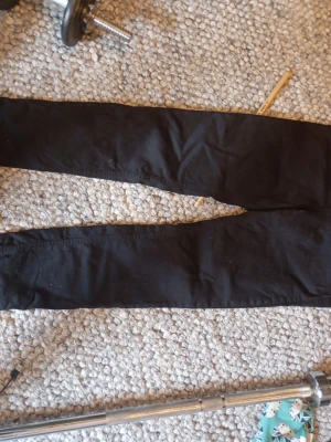 Svarta slim jeans från Springfield - Svarta slim fit jeans från Springfield Reconsider med smal passform. Klassisk femficksmodell och stretchigt material som sitter snyggt. Perfekta för dig som gillar en stilren och enkel look.