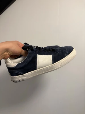 Valentino flycrews navy - Snygga flycrews i den mest eftertraktade färgen navy! Alla nitar kvar! ✅