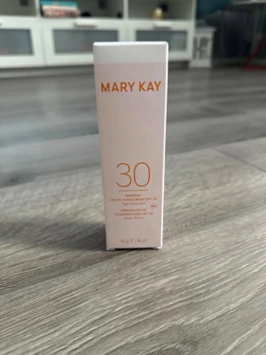Solskydd ansikte 30 spf Mary Kay  - Solskydd ansikte SPF 30 från Mary Kay. Passar alla hudtyper, helt oöppnad. Säljer då jag behöver en starkare.