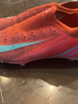Nike elite fotbollsskor  - Nike elite fotbollsskor utan snörning men kan läggas till. Påsen ingår ej 50 kr extra 