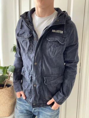 Hollister jacka  - Hollister jacka - lite längre i modellen. Ganska stor på modellen, Inga defekter! Modellen i bilderna är 180 cm 75 kg och bär Storlek M , Kom med frågor! 🌟 (Kan gå ned i pris vid köp av paket 😉) 