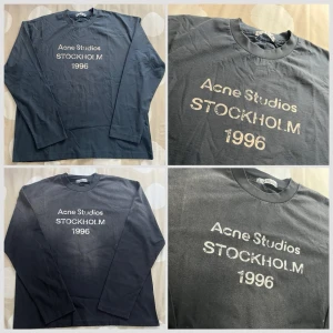 Två acne Mörkblå långärmad och Svarta  Acne Studios  - Två mörkblå/svarta Acne Studios long sleeves i storlek M. Kan köpas tillsammans eller separat.  Tvättad vintage look med vit “Acne Studios Stockholm 1996” text framtill. Mjukt material och relaxed/oversized fit som passar perfekt till en clean streetwear outfit.  • Storlek: M • Passform: Unisex • Skick: ny skick
