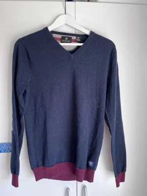 Scotch and soda stickad tröja  - Hej! Säljer min sina v ringad stickad tröja, använd sparsamt och är i väldigt fint skick. Väldigt gammal och vintage. Hör av er vid frågor eller funderingar 