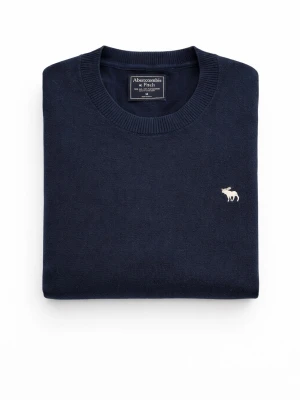 Mörkblå stickad tröja Abercrombie - Mörkblå stickad tröja från Abercrombie & Fitch med rund halsringning och ribbade muddar. Tröjan har en broderad vit älg-logga på bröstet och är tillverkad i mjukt material som känns skönt mot huden.
