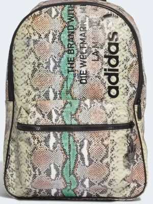 Adidas ryggsäck med ormskinnsmönster - Använd endast en gång, och precis som NY! Den är en Cool ryggsäck från Adidas . Ord.pris 699:-.