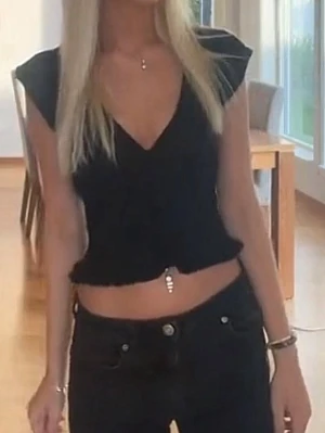 Svart croppad blus med volangärm - Svart croppad blus från NA-KD med v-ringning och volangdetaljer vid ärmarna. Toppen har en smockad midja som ger en snygg passform och är tillverkad i ett lätt och bekvämt material. Perfekt att styla med höga jeans eller kjol.