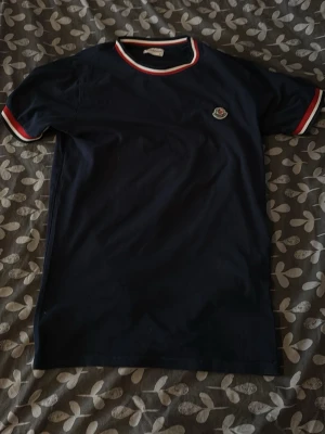 Mörkblå Moncler t-shirt - Fet moncler T-shirt i topp skick