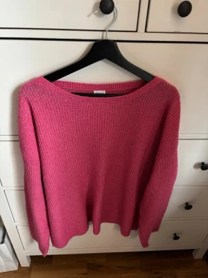Rosa stickad tröja - En stickad tröja i rosa. Köpt på Ullared i märket stories. Den är i storlek XL och lite nopprig men går att ta bort med maskin avsedd för det. 