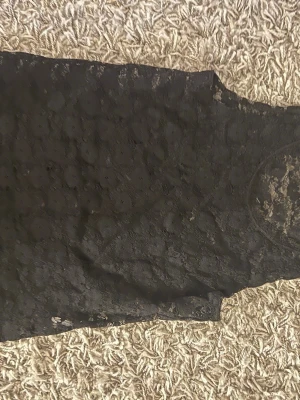 Svart spetslinne - Snyggt svart ärmlöst linne i spets. Från Gina tricot i strl 146/152 men sitter bra på folk som har xs. Skriv om ni undrar något pris kan diskuteras💕