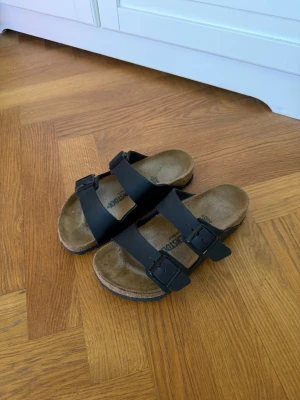 Birkenstock - Använda max 5 gånger förra sommaren. Har tyvärr inte kvar skokartongen.