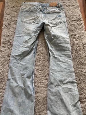 Ljusblå bootcut jeans!! - Jeans från Ginatricot i storlek 140-146.  Använd ett par gånger men nu är för små (: 