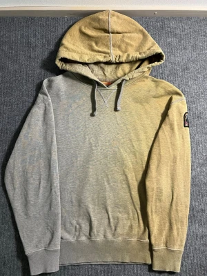 Parajumpers – Gradient Hoodie (M) - Extremely rare Parajumpers hoodie in a unique gradient colorway — fading beautifully from beige to light grey. Size M, length 64 cm, width 54 cm – fits comfortably with a premium feel. The sleeve features the signature Parajumpers patch, a mark of quality and authenticity.  ✅ Condition: Excellent – no stains, no damage 💯 Authenticity: 100% genuine, can be verified easily on certilogo.com 📦 Shipping: Sent immediately after purchase – fast and reliable