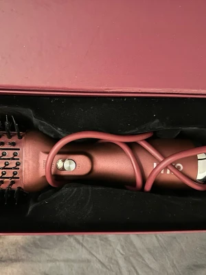 Värmeborste  - Lyko Big Blowout Heat Brush~Värmeluftsborste.    Denna borste är använd ca 2 gånger, fick den i present men jag har redan en liknande. Så den är sprillans ny och i princip oanvänd. 