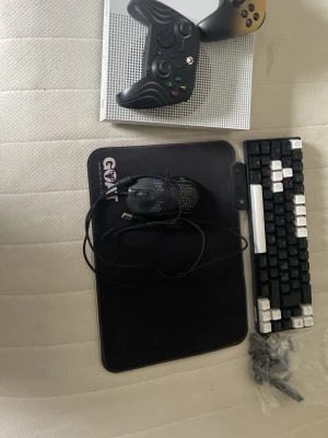 Olika gaming grejer - Allt är i okej skick Xbox är gammalt och segare men det funkar som det ska en en kontroll med batterier och en med sladd och massa extra tangenter 