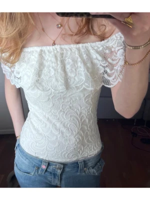 Jätte söt vit Nelly body spets volang - En super fin vit spets body med volang från Nelly 💗 storlek S Jätte bra skick, inga defekter  Öppen för prisförslag!!! Buda gärna 💞 