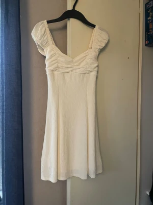 Vit klänning  - Fin vit klänning från Gina tricot, storlek xs. Endast använd 1-2ggr 
