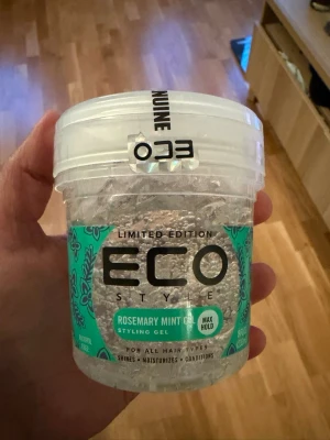 Eco Style Rosemary Mint Oil Gel - Limited edition styling gel från Eco Style med doft av rosemary mint oil. Transparent gel i plastburk med grön och svart etikett. Ger max stadga, glans och återfuktar håret. Passar alla hårtyper och innehåller vårdande ingredienser.