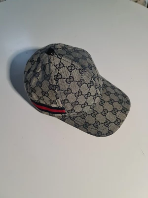 Keps  - Hej säljer nu en fin keps med färgerna beige och marinblå. Hör av er vid frågor