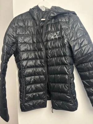 Svart pufferjacka från EA7 Armani - Storlek s