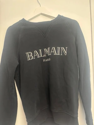 Svart sweatshirt från Balmain Paris - svart sweatshirt från Balmain med vit broderad logga på bröstet