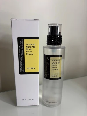 COSRX Advanced Snail 96 Mucin serum - COSRX Advanced Snail 96 Mucin Power Essence är en genomskinlig toner/serum i en frostad plastflaska med svart och gul etikett. Flaskan har en pump och rymmer 100 ml. Perfekt för dig som vill ha återfuktad och fräsch hud med hjälp av snigelsekret. Den är endast använd lite så nästan hela kvar som man kan se på sista bilden.