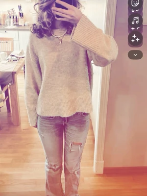 Beige/brun stickad tröja - Mysig brun/ beige stickad tröja med oversized passform och breda ärmar. Tröjan har ribbstickade muddar vid ärmslut och nederkant. Perfekt för lager på lager och enkel att styla med jeans eller kjol.                 Pris kan diskuteras💓💓