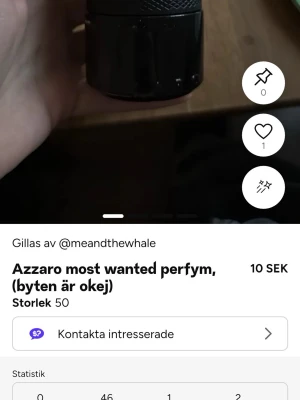 Azzaro Most Wanted parfym 50ml - Azzaro Most Wanted parfym i svart, stilren flaska med rund form. Doften är intensiv och passar dig som gillar moderna, maskulina parfymer. Flaskan rymmer 50 ml och har en elegant design som sticker ut i badrumshyllan.