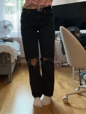 Svarta raka jeans med hål  - Bekväma och snygga svarta jeans med raka ben och slitna hål på båda knäna i storlek 38💘 från Gina tricot, kommer tyvärr inte till användning längre så dom söker en ny ägare🙏⭐️ jag är 171 cm lång