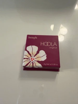 Benefit Hola bronzer - original  - Säljer en full size hola bronzer i originalet. Väldigt lätt att arbeta med och passar den med en ljusare ton. Köptes på Sephora i januari. Hör gärna av dig vid frågor❤️