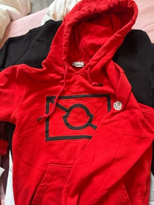 Röd hoodie med svart tryck - Moncler hoodie, fin skick passar s/m