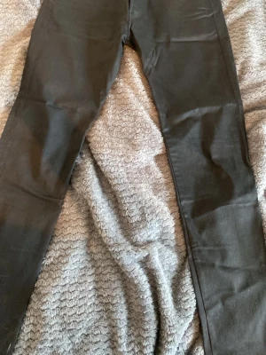 Svarta replay jeans - Säljer ett par svarta skinny jeans med klassisk femficksdesign. Jeansen har smal passform och raka ben, perfekta till en streetwear-look. Materialet känns mjukt och stretchigt för extra komfort.                  Replay.    W34.    L32