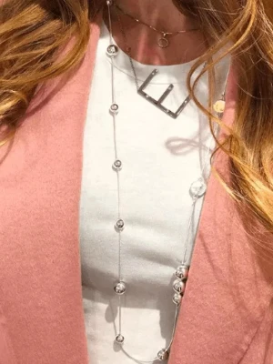 Långt silverhalsband med pärlor - Snyggt långt halsband i silverfärg med små runda pärlor längs hela kedjan. Halsbandet har en minimalistisk och modern design som passar till många olika stilar. Perfekt accessoar för att lyfta din outfit. Original pris - 600kr