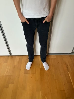 Mörkblå slim fit jeans från Nudie - Säljer ett par schyssta och fräscha Nudie jeans, inga defekter. Skriv vid fundering. Priset ej hugget i sten