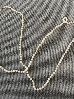 Klassiskt äkta pärlhalsband med silverlås - Längre pärlhalsband med mindre pärlor. Äkta pärlor. Äkta silver i låset, silver 925. I jättefint skick 