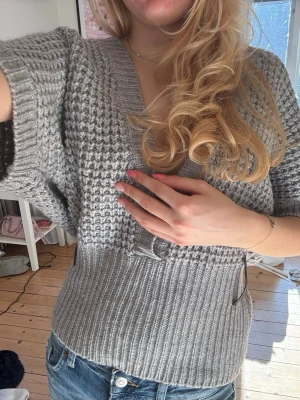 Stickad tröja - Snygg grå stickad tröja med korta ärmar och v-ringning. Storlek M från Only, fint skick💕
