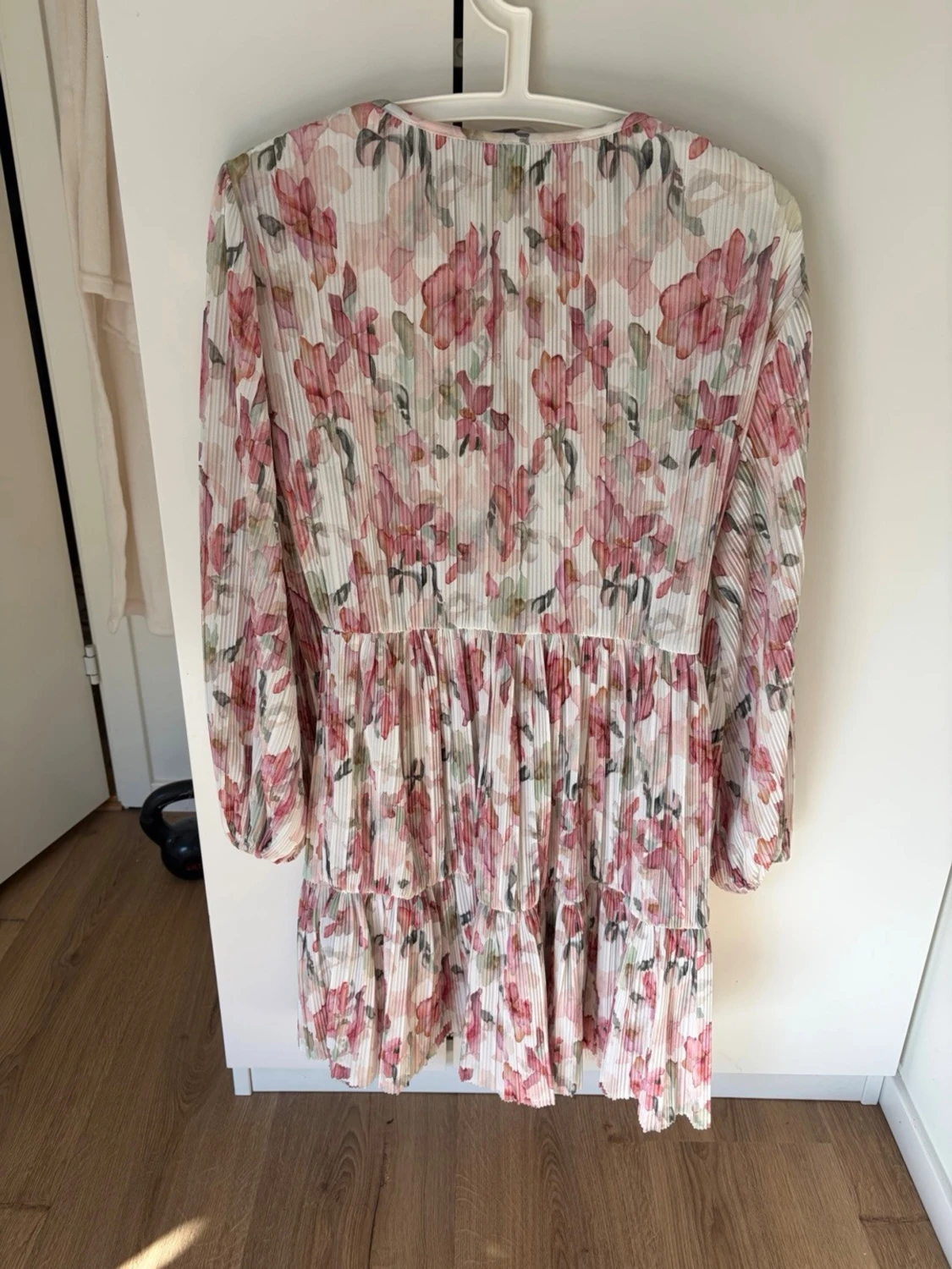 Blommig klänning med v-ringning - 1