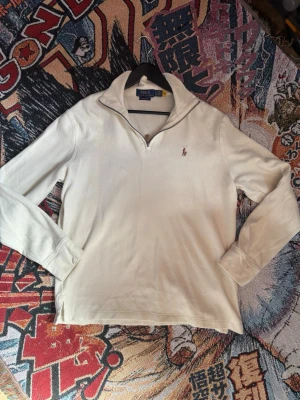 Ralph Lauren quarter zip - Säljer min Ralph Lauren quarter zip tröja i beige eftersom jag inte använder den så ofta. Tröjan är äkta och är köpt från Zalando några månader sedan. Storlek S 